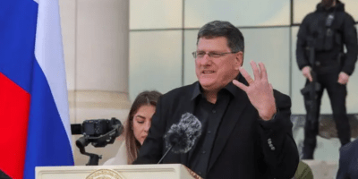 Ritter addressing service members of the Chechen special forces and military units within Russia's defense and security troops during a ceremony in Russia