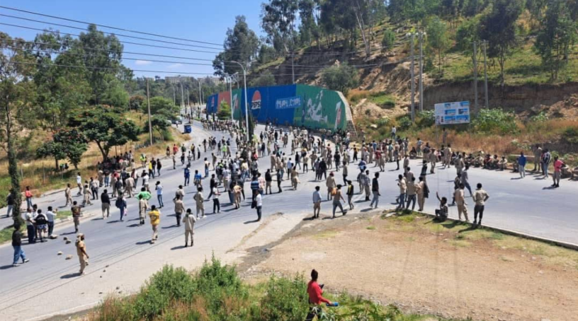 Tigray Defense Forces’s blocked key road in Mekelle 13 Oct 2025 protesting over delayed & lower salary and also demanding benefits